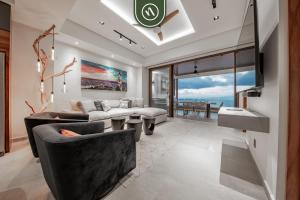 een woonkamer met een bank en een tafel bij Luxury 2 BR Condo with Beachview - Rooftop Pool in Puerto Vallarta