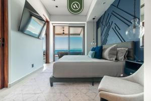 een slaapkamer met een bed met uitzicht op de oceaan bij Luxury 2 BR Condo with Beachview - Rooftop Pool in Puerto Vallarta