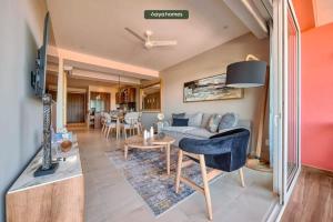 een woonkamer met een bank en een tafel bij Luxury 2BR Condo in Nuevo Vallarta - Rooftop Pool in Nuevo Vallarta 