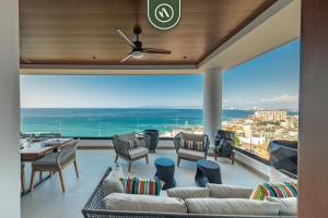 een woonkamer met uitzicht op de oceaan bij Luxury 2 BR Condo with Beachview - Rooftop Pool in Puerto Vallarta