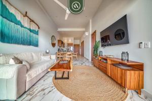 een woonkamer met een bank en een tafel bij 2BR Penthouse in Nuevo Vallarta - Terrace - Pool in Nuevo Vallarta 