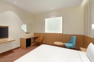 Un pat sau paturi într-o cameră la Ramada Encore by Wyndham Lucknow Airport