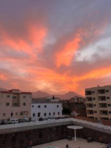 Cảnh núi rừng hoặc tầm nhìn ra núi từ căn hộ