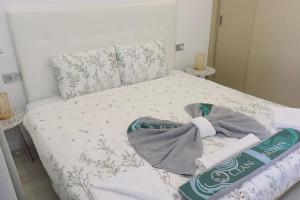 Giường trong phòng chung tại Ocean Garden Suite Sunrise View