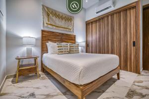 een slaapkamer met een groot bed en een nachtkastje bij 2BR Penthouse in Nuevo Vallarta - Terrace - Pool in Nuevo Vallarta  +42 foto's
