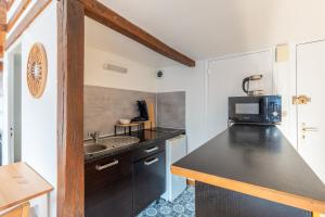 a kitchen with a black counter top and a sink at Le cocon - Appartement en hyper centre in Blois