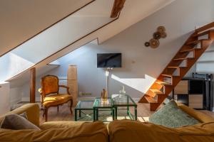 a living room with a couch and a glass table at Le cocon - Appartement en hyper centre in Blois