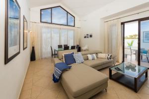 un soggiorno con un divano e un tavolo di Villa Nayra a Playa Blanca