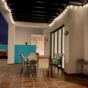 una sala da pranzo con tavolo e sedie di Villa Nayra a Playa Blanca