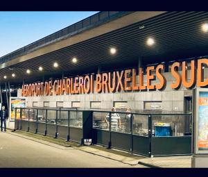 ein Gebäude mit einem Schild an der Seite in der Unterkunft Studio Confort by Titou - Jumet in Charleroi