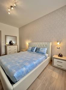 una camera da letto con un letto grande e due comodini di Casa vacanze Torino con vasca idromassaggio a Torino