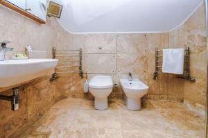 a bathroom with a toilet and a sink at Manby Louth 5BR Home 3Bath Parking WiFi in Manby