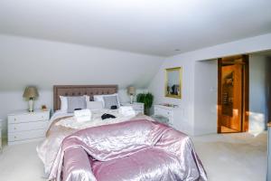 a bedroom with a bed with a cat laying on it at Manby Louth 5BR Home 3Bath Parking WiFi in Manby