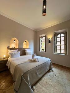 マラケシュにあるVilla Nourのベッドルーム1室(大型ベッド1台、窓2つ付) +93枚の写真