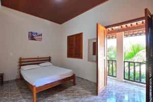 a bedroom with a bed and a balcony at Casa no Centro de Pirenópolis in Pirenópolis +132 photos