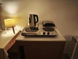 una macchinetta del caffè seduta sopra un fornello di Agra Pet Studio I a Milheirós Altre 11 foto