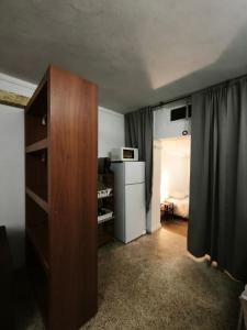 una piccola camera con frigorifero e una camera da letto di Agra Pet Studio I a Milheirós