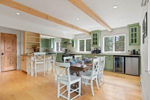 Kuchyň nebo kuchyňský kout v ubytování RMR: Bridger Chalet House in Teton Village