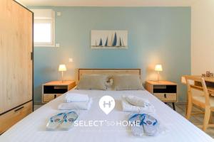 Un pat sau paturi într-o cameră la SELECT' -T3 au coeur du Lavandou à proximité des commerces et des plages avec parking et piscine - EDEN-E31 +6 fotografii