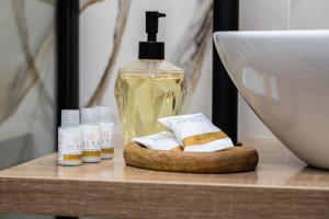 een fles zeep op een tafel naast een wastafel bij La Casa di Fabiano - Self Check-in in Bologna +21 foto's