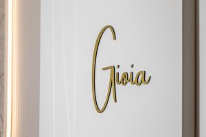 een bord met de tekst Tulum op een witte muur bij La Casa di Fabiano - Self Check-in in Bologna