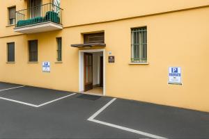 een gebouw met een parkeerplaats ervoor bij La Casa di Fabiano - Self Check-in in Bologna