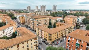 een luchtfoto van een stad met gebouwen bij La Casa di Fabiano - Self Check-in in Bologna