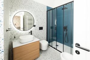 サレルノにあるMAREA Sea View Apartmentの洗面台と鏡のあるバスルーム +52枚の写真