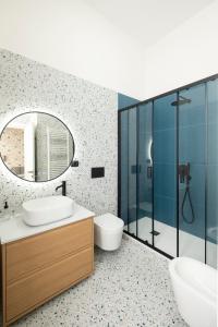 サレルノにあるMAREA Sea View Apartmentの洗面台が2つと鏡があるバスルーム