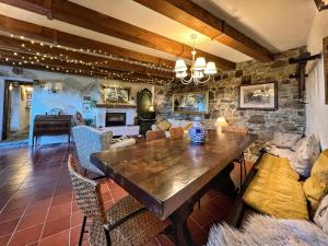 une salle à manger avec une table et un mur en pierre dans l'établissement La Fonte, à Falciano