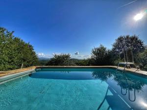 une piscine avec un ciel bleu en arrière-plan dans l'établissement La Fonte, à Falciano