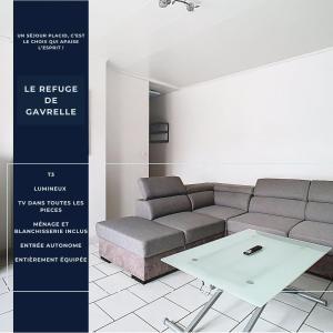 una sala de estar con un sofá y una mesa en Le refuge de Gavrelle, en Gavrelle
