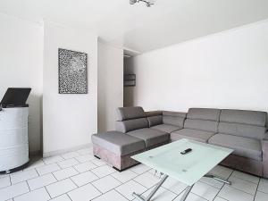 una sala de estar con un sofá y una mesa en Le refuge de Gavrelle, en Gavrelle