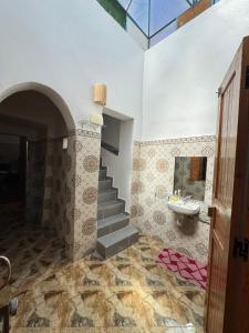 La salle de bains est pourvue d'un escalier et d'un lavabo. dans l'établissement Dar Lala Haniya, à Rabat