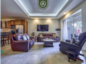 Η κουζίνα ή μικρή κουζίνα στο Amazing 1 BR Condo - Rooftop Pool - Bay View