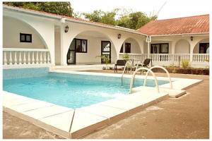 Bazén v ubytování Villa Eden nebo v jeho okolí