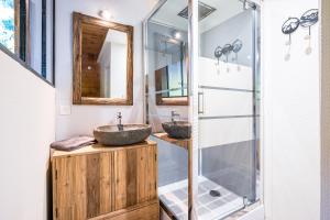 une salle de bain avec deux lavabos et une douche en verre dans l'établissement Chalet Soletoile - Grand Chalet 14p, au Chinaillon 20 autres photos