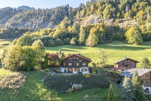 - une vue aérienne sur une maison dans les montagnes dans l'établissement Chalet Soletoile - Grand Chalet 14p, au Chinaillon