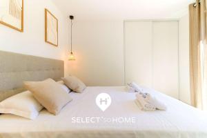Un pat sau paturi într-o cameră la SELECT'soHOME - Superbe appartement pour 4 personnes à deux pas de la plage et des commerces de la Favière ! - ILOA-B01