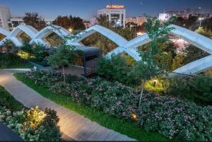 eine Draufsicht auf einen Garten bei Nacht in der Unterkunft TASHKENT CITY PREMIUM NRG U tower 8 floor, 106 in Taschkent