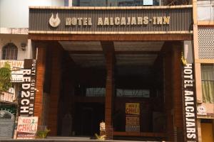 Un edificio con un cartel que dice Hotel Alazaaks Man. en Aalcajars Inn, en Patna