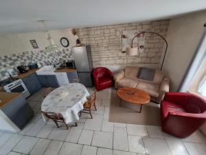 Et opholdsområde på Gite Les Laurielles + 2 billeder