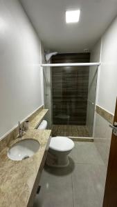 a bathroom with a toilet and a sink and a shower at Apartamento completo em Petrópolis in Petrópolis +9 photos