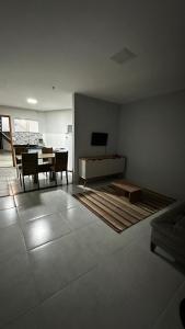 a living room with a couch and a table at Apartamento completo em Petrópolis in Petrópolis
