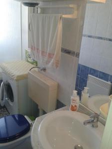 Baño pequeño con lavabo y aseo en Apartment Marija, en Zadar