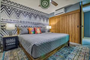 Ένα ή περισσότερα κρεβάτια σε δωμάτιο στο Luxury 2 BR Condo in the Jungle - Oceanview Pool +36 φωτογραφίες