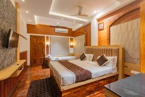 une chambre d'hôtel avec un lit et une télévision dans l'établissement The Nest Inn Resort, à Masinagudi 204 autres photos