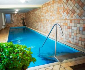 בריכת השחייה שנמצאת ב-Hotel Parco Cartaromana או באזור