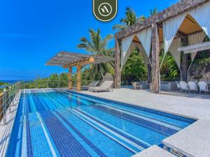 Piscina de la sau aproape de Luxury Oceanfront Villa - Private Beach - Pool