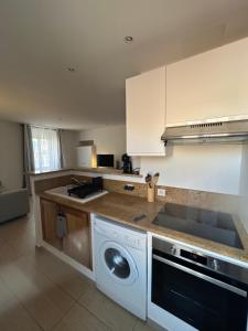 a kitchen with a sink and a washing machine at Studio centre ville in Ajaccio